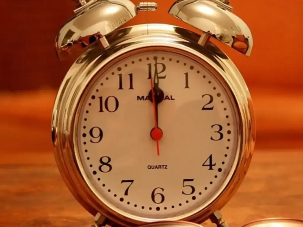 Wecker kurz vor 12 Uhr